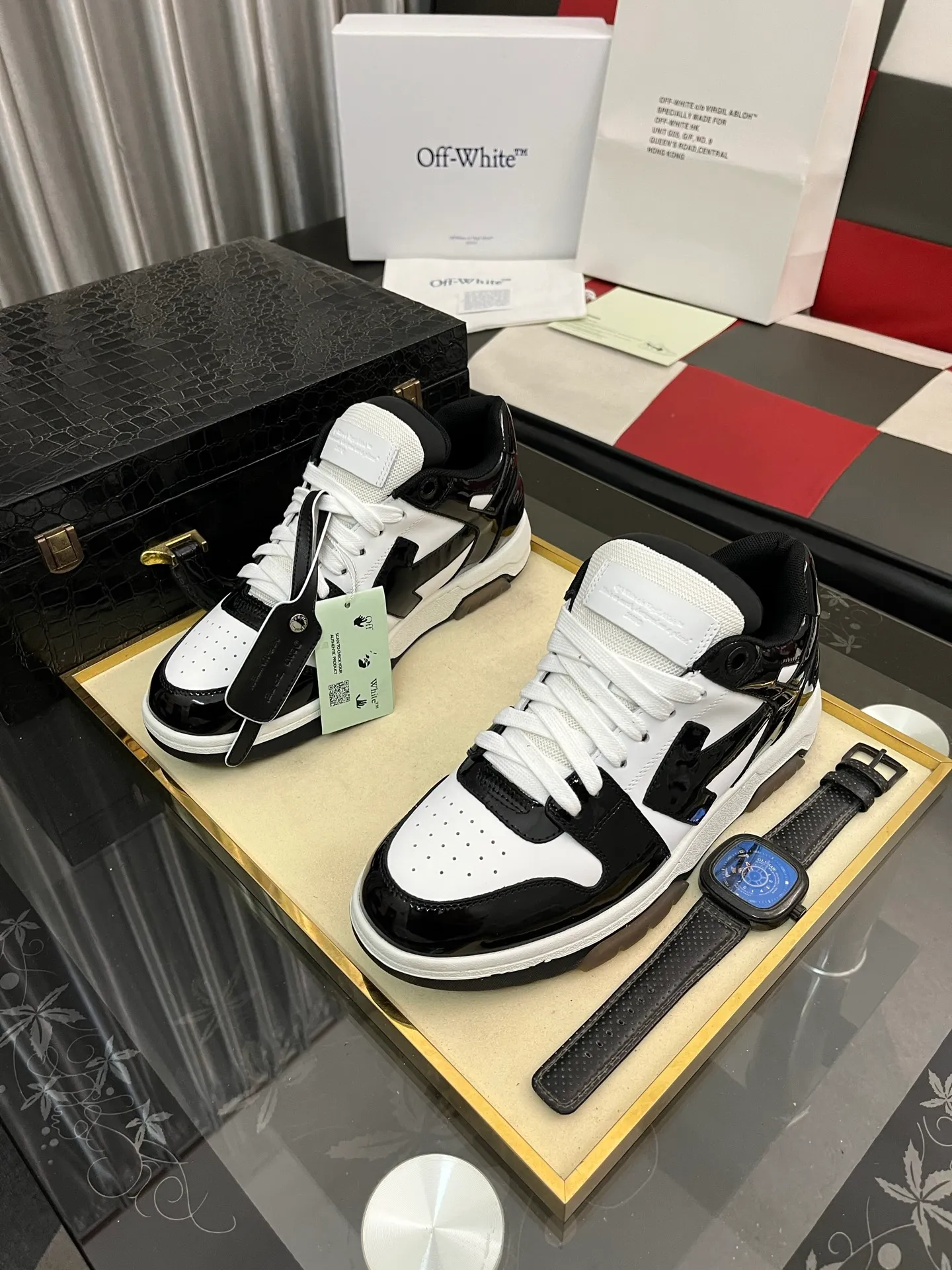 Men's shoes 💰600⌚️⌚️ OFF-White C/O VirGil Abloh fashionable and versatile casual shoes. Exclusive first release of the new model. Made of environmentally friendly cowhide leather and mesh fabric upper material. The insole is embedded with foam cushioning EVA material. The correct midsole is equipped with EVA lightweight cushioning. External tooth nail rubber outsole. The correct accessories can be customized simultaneously. Women's model: 35-40 Men's model: 39-45